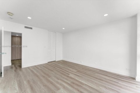 Condo in Miami, Florida, 1 bedroom  № 2088110 - photo 3