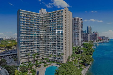Condo in Miami, Florida, 1 bedroom  № 2088110 - photo 9
