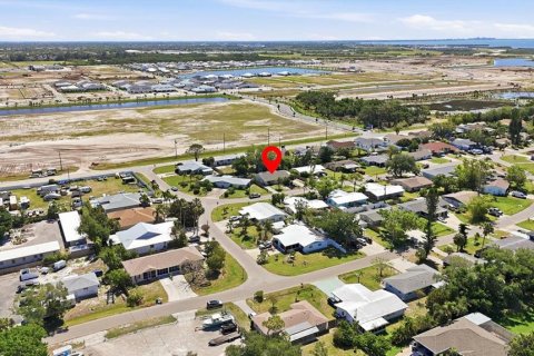 Commercial property in Bradenton, Florida 5 bedrooms, 207.73 sq.m. № 2142940