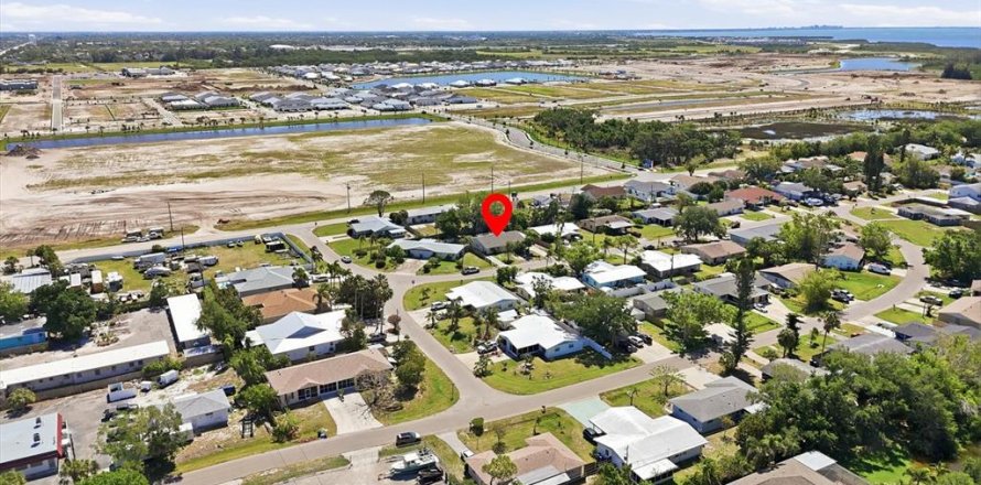 Commercial property in Bradenton, Florida 5 bedrooms, 207.73 sq.m. № 2142940