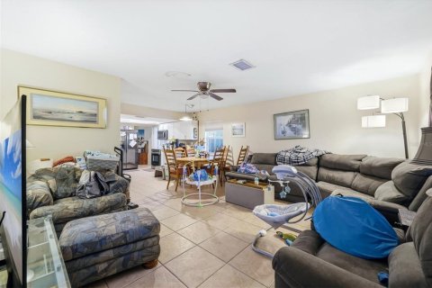Commercial property in Bradenton, Florida 5 bedrooms, 207.73 sq.m. № 2142940 - photo 22