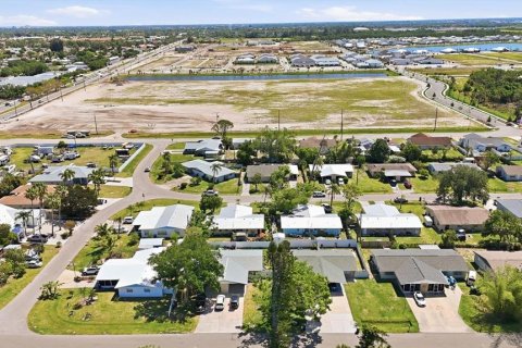 Commercial property in Bradenton, Florida 5 bedrooms, 207.73 sq.m. № 2142940 - photo 8