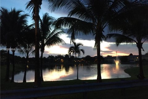 Townhouse in Miami, Florida 4 bedrooms, 171.4 sq.m. № 2042465 - photo 25