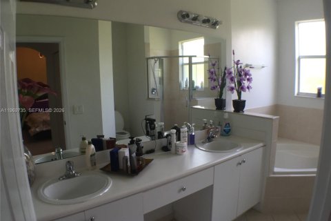 Townhouse in Miami, Florida 4 bedrooms, 171.4 sq.m. № 2042465 - photo 10