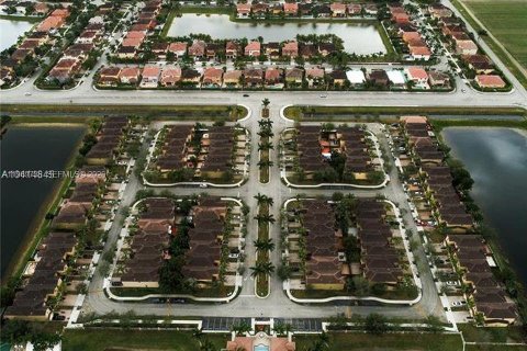 Townhouse in Miami, Florida 4 bedrooms, 171.4 sq.m. № 2042465 - photo 11