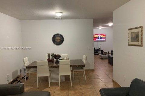 Townhouse in Miami, Florida 4 bedrooms, 171.4 sq.m. № 2042465 - photo 7