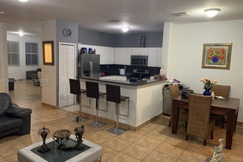 Townhouse in Miami, Florida 4 bedrooms, 171.4 sq.m. № 2042465 - photo 3