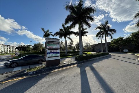 Townhouse in Miami, Florida 4 bedrooms, 171.4 sq.m. № 2042465 - photo 19