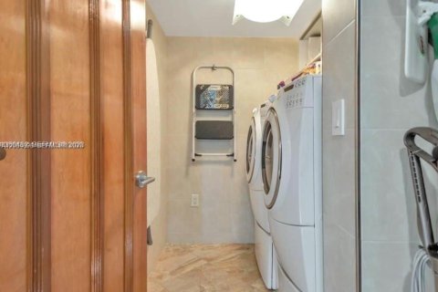 Condo in Sunny Isles Beach, Florida, 3 bedrooms  № 2068717 - photo 16