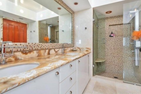 Condo in Sunny Isles Beach, Florida, 3 bedrooms  № 2068717 - photo 12