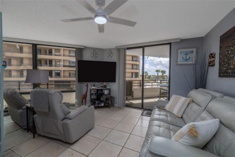 Condo in Daytona Beach Shores, Florida, 2 bedrooms № 2354575 - photo 4