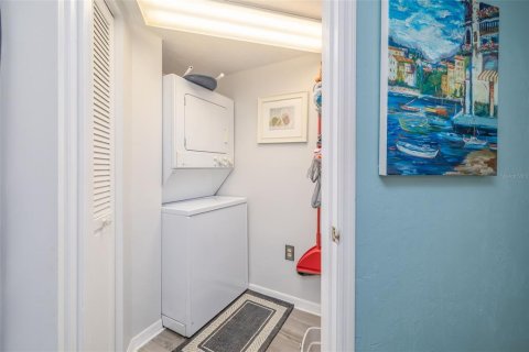Condo in Daytona Beach Shores, Florida, 2 bedrooms № 2354575 - photo 11