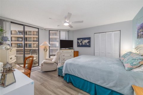 Condo in Daytona Beach Shores, Florida, 2 bedrooms № 2354575 - photo 12