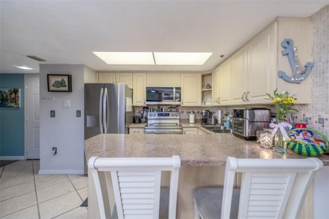 Condo in Daytona Beach Shores, Florida, 2 bedrooms № 2354575 - photo 9