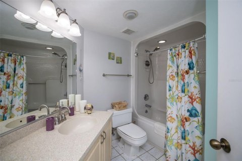 Condo in Daytona Beach Shores, Florida, 2 bedrooms № 2354575 - photo 17