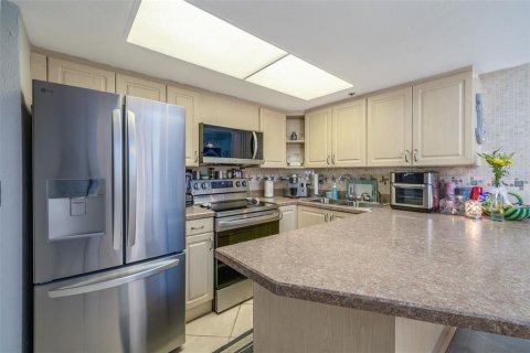 Condo in Daytona Beach Shores, Florida, 2 bedrooms № 2354575 - photo 10