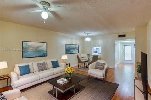 Condo in Margate, Florida, 2 bedrooms  № 1951354 - photo 8