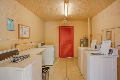 Condo in Margate, Florida, 2 bedrooms  № 1951354 - photo 16
