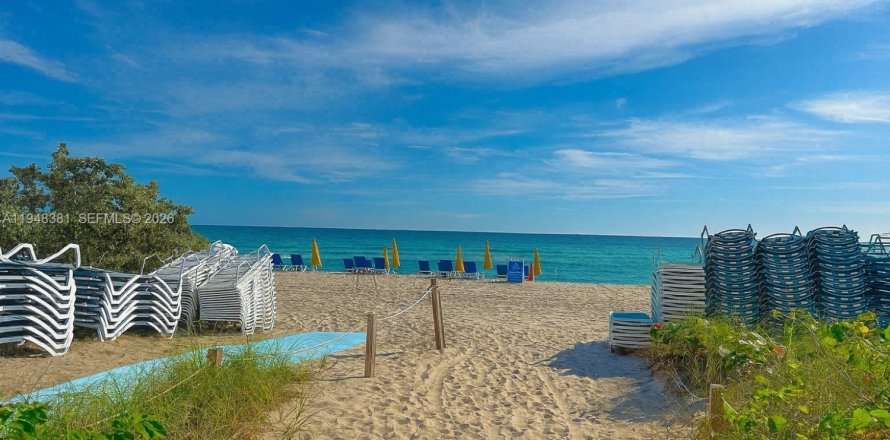 Кондоминиум с 2 спальнями в Холливуд, Флорида № 2005059