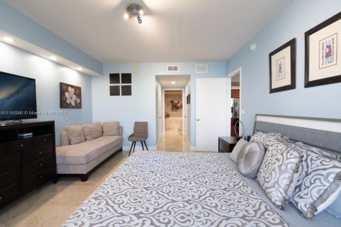 Снять в аренду кондоминиум в Халландейл-Бич, Флорида 2 спальни, 124.21м2, № 2034347 - фото 15