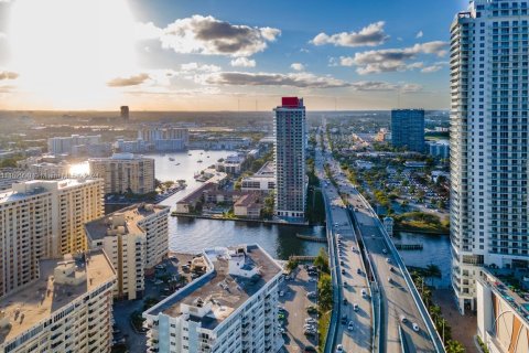 Снять в аренду кондоминиум в Халландейл-Бич, Флорида 2 спальни, 124.21м2, № 2034347 - фото 2