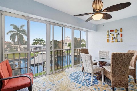 Condo in Cape Coral, Florida, 2 bedrooms № 2200849 - photo 27