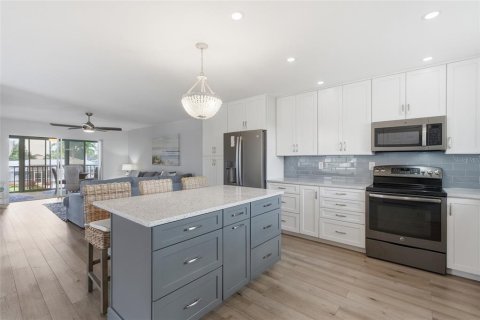Condo in Cape Coral, Florida, 2 bedrooms № 2200849 - photo 9