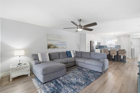 Condo in Cape Coral, Florida, 2 bedrooms № 2200849 - photo 5