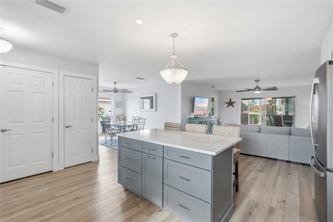 Condo in Cape Coral, Florida, 2 bedrooms № 2200849 - photo 12