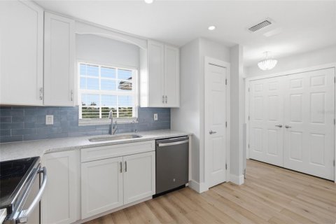 Condo in Cape Coral, Florida, 2 bedrooms № 2200849 - photo 11