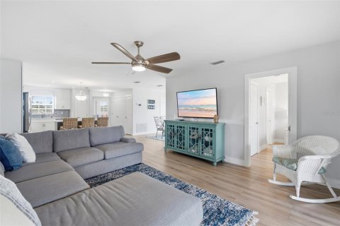 Condo in Cape Coral, Florida, 2 bedrooms № 2200849 - photo 6
