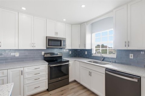 Condo in Cape Coral, Florida, 2 bedrooms № 2200849 - photo 10