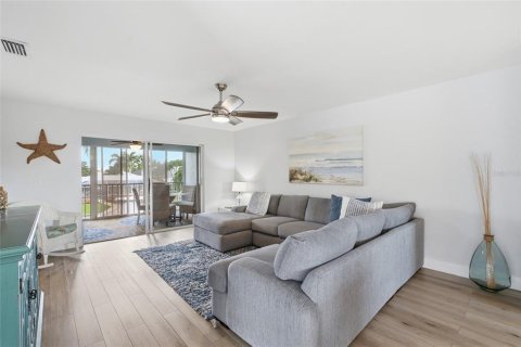 Condo in Cape Coral, Florida, 2 bedrooms № 2200849 - photo 4