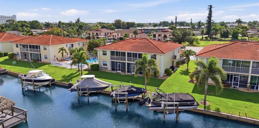 Condo in Cape Coral, Florida, 2 bedrooms № 2200849