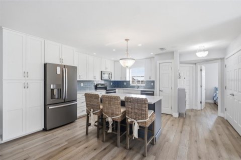 Condo in Cape Coral, Florida, 2 bedrooms № 2200849 - photo 8