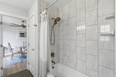 Condo in Cape Coral, Florida, 2 bedrooms № 2200849 - photo 23
