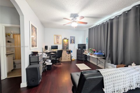 House in Pembroke Pines, Florida 5 bedrooms, 222.97 sq.m. № 2014143 - photo 10