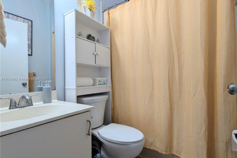 House in Pembroke Pines, Florida 5 bedrooms, 222.97 sq.m. № 2014143 - photo 12