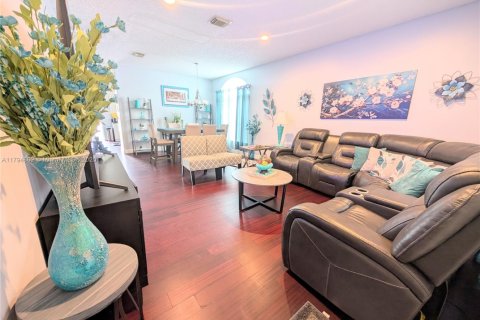 House in Pembroke Pines, Florida 5 bedrooms, 222.97 sq.m. № 2014143 - photo 4