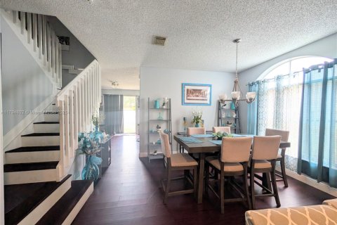 House in Pembroke Pines, Florida 5 bedrooms, 222.97 sq.m. № 2014143 - photo 5