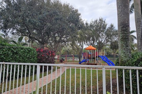 House in Pembroke Pines, Florida 5 bedrooms, 222.97 sq.m. № 2014143 - photo 27