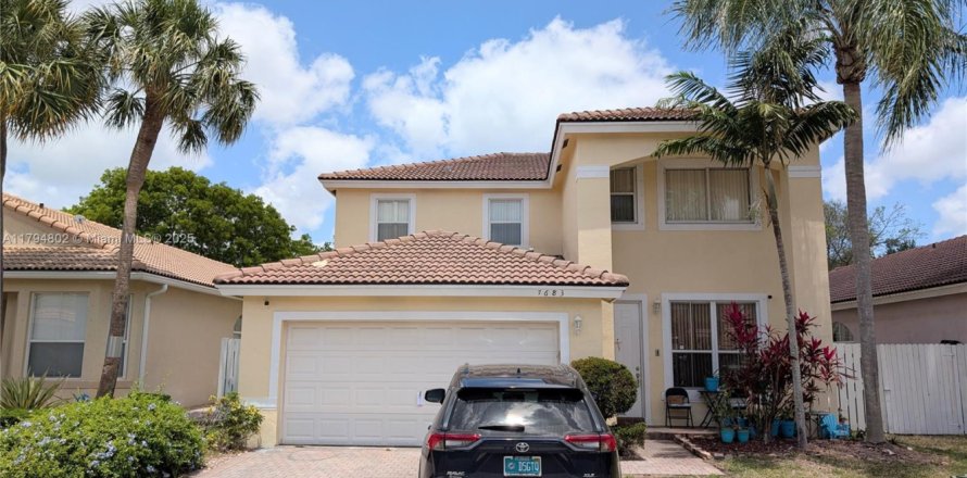 House in Pembroke Pines, Florida 5 bedrooms, 222.97 sq.m. № 2014143