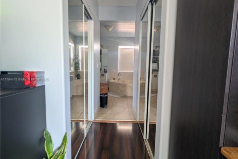 House in Pembroke Pines, Florida 5 bedrooms, 222.97 sq.m. № 2014143 - photo 18