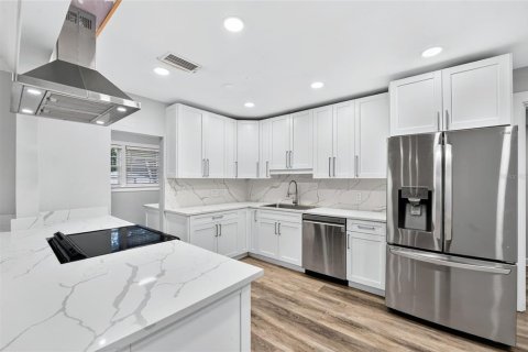 House in Gainesville, Florida 5 bedrooms, 246.47 sq.m. № 2117093 - photo 6