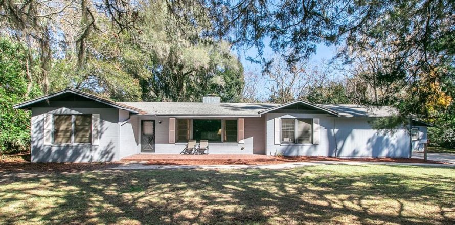House in Gainesville, Florida 5 bedrooms, 246.47 sq.m. № 2117093