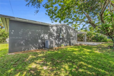 House in Hialeah, Florida 4 bedrooms, 152.08 sq.m. № 2069574 - photo 12