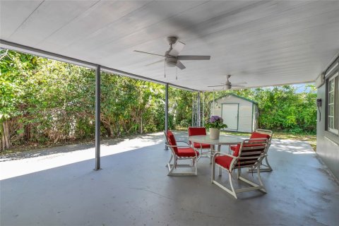 House in Hialeah, Florida 4 bedrooms, 152.08 sq.m. № 2069574 - photo 13