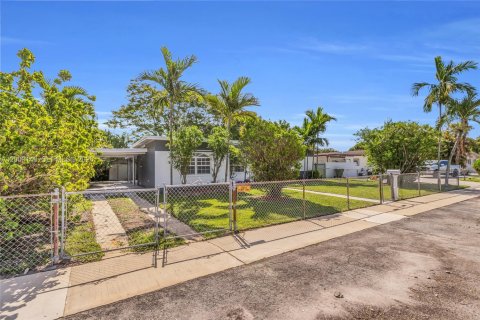 House in Hialeah, Florida 4 bedrooms, 152.08 sq.m. № 2069574 - photo 4