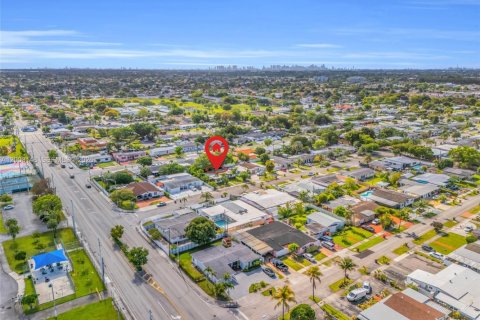 House in Hialeah, Florida 4 bedrooms, 152.08 sq.m. № 2069574 - photo 7