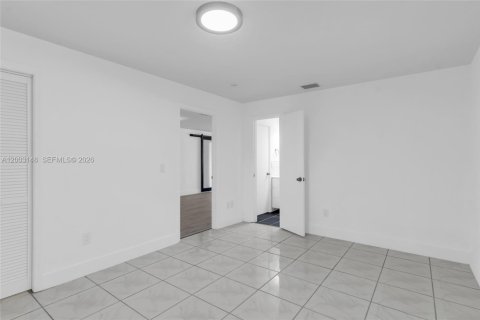 House in Hialeah, Florida 4 bedrooms, 152.08 sq.m. № 2069574 - photo 30
